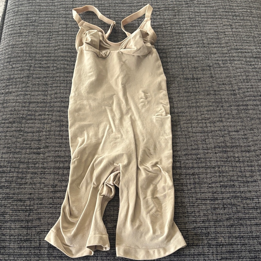 Skims Scuplting body shaper mid-thigh